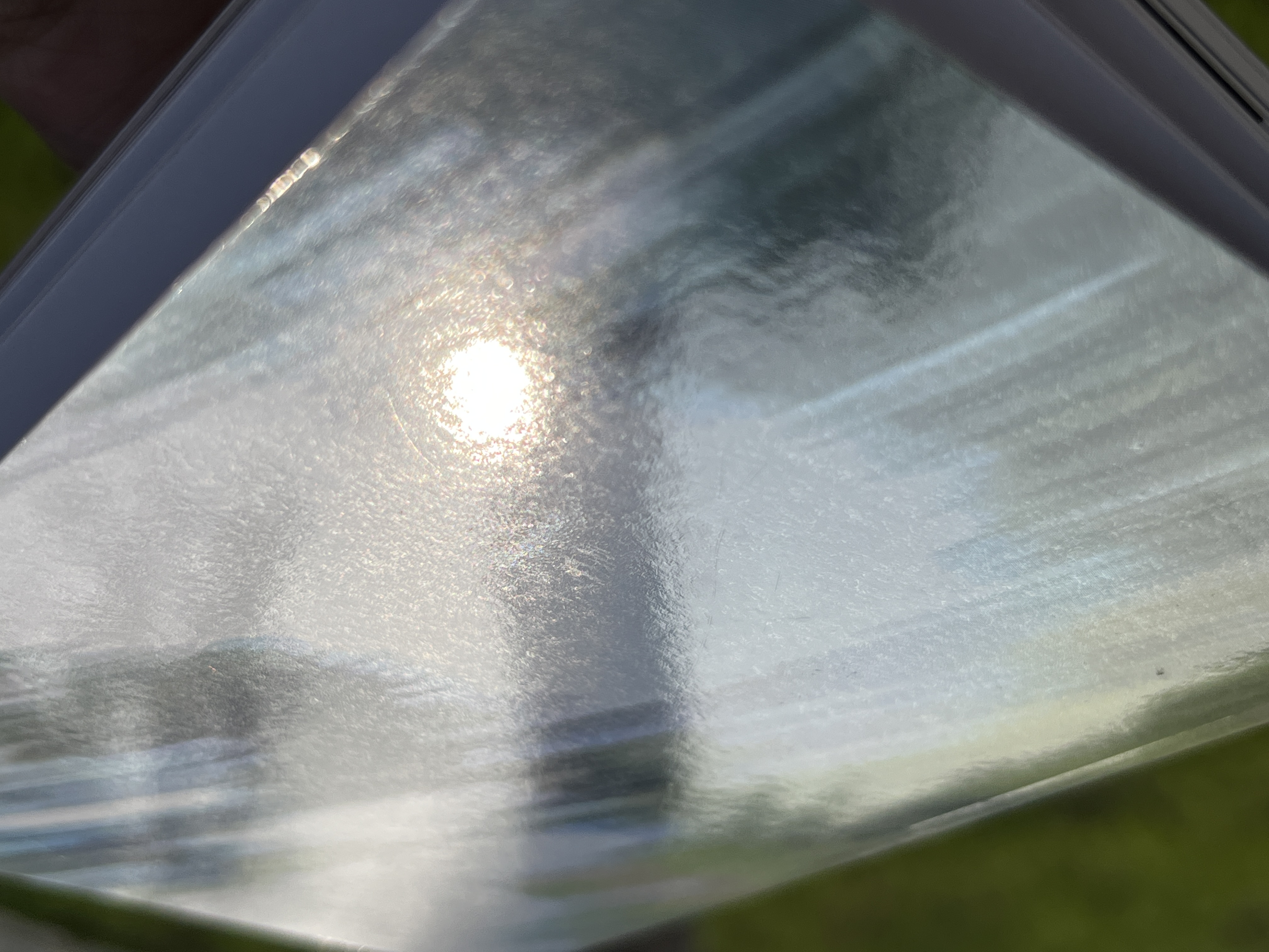 夕阳透过镀膜的封面